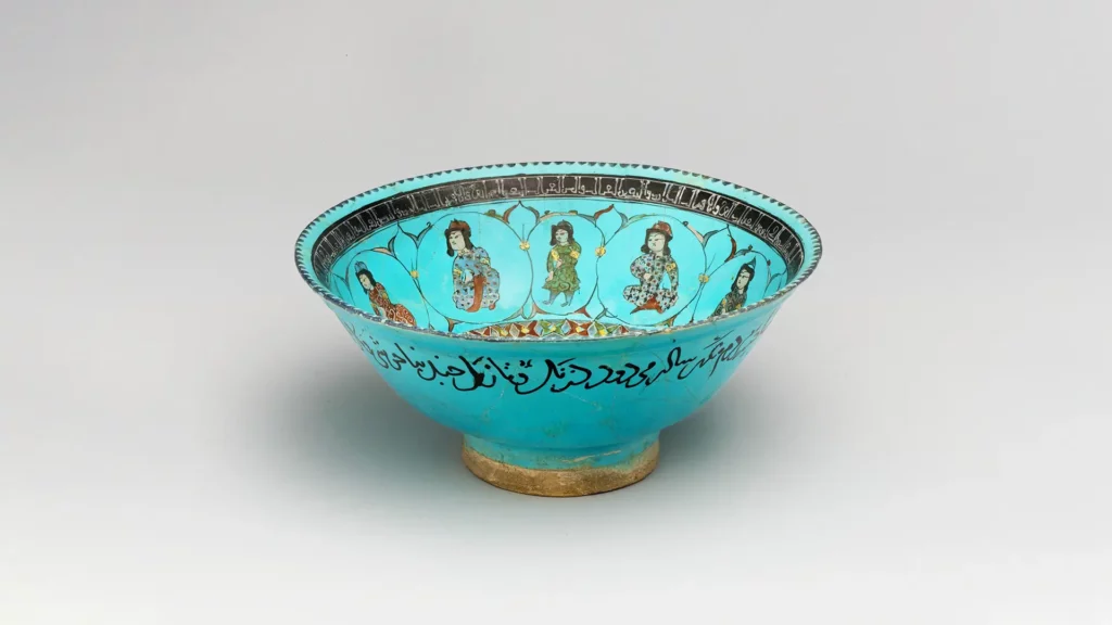 12世紀末至13世紀初。收藏在大都會博物館的綠松石碗，上面繪有演奏者與觀眾
