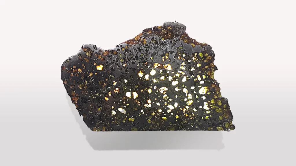 石鐵隕石中蘊含鐵元素的橄欖石晶體