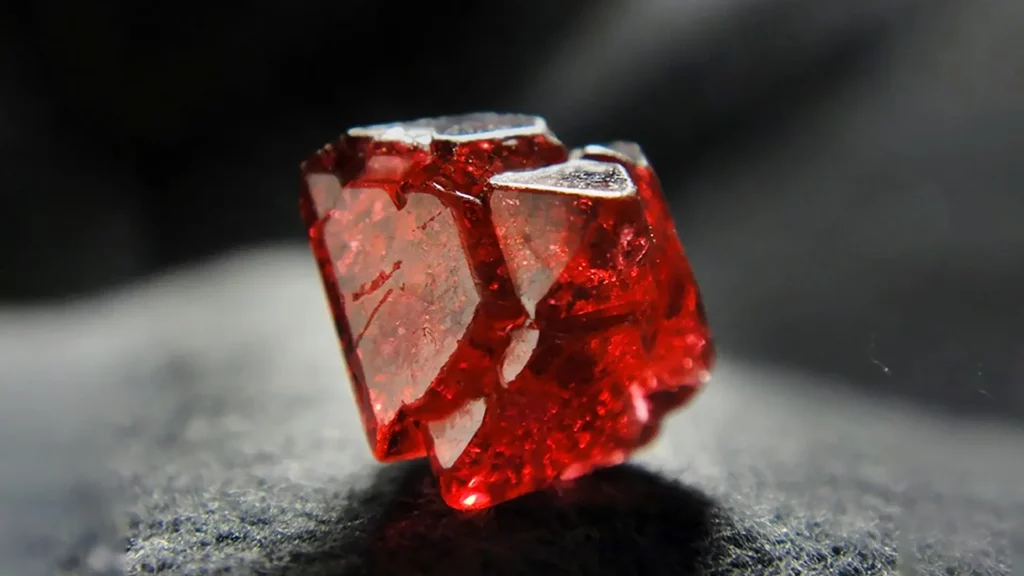 緬甸深紅色尖晶石的礦石˙標本