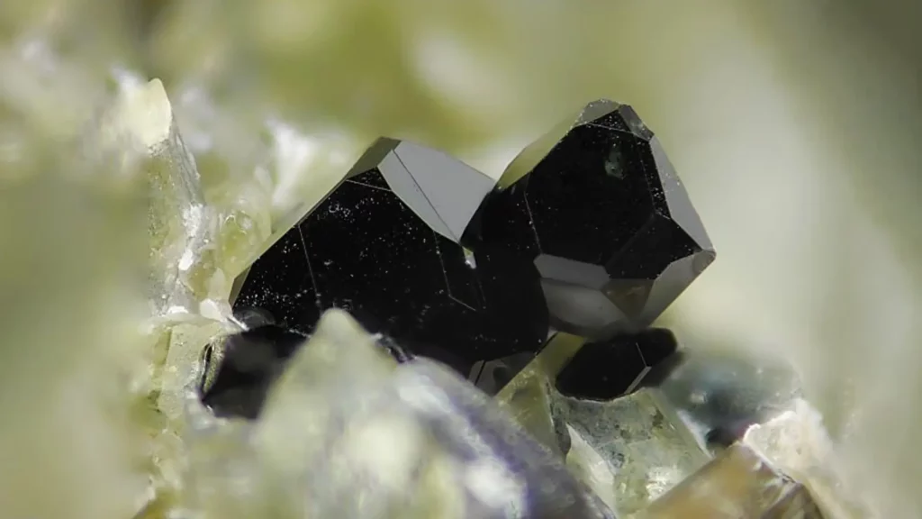 意大利黑色尖晶石生長在透明晶體上