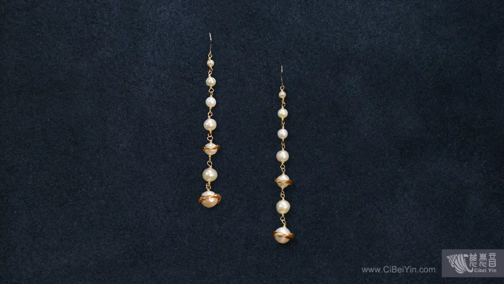 以數顆珍珠製作成的耳飾