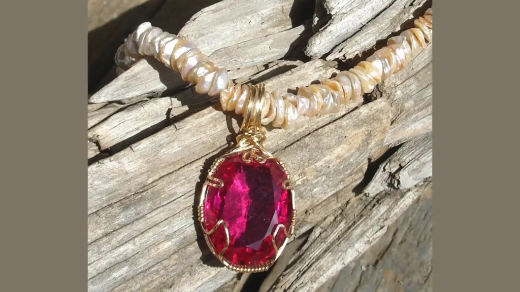 紅色的藍寶石項鍊
