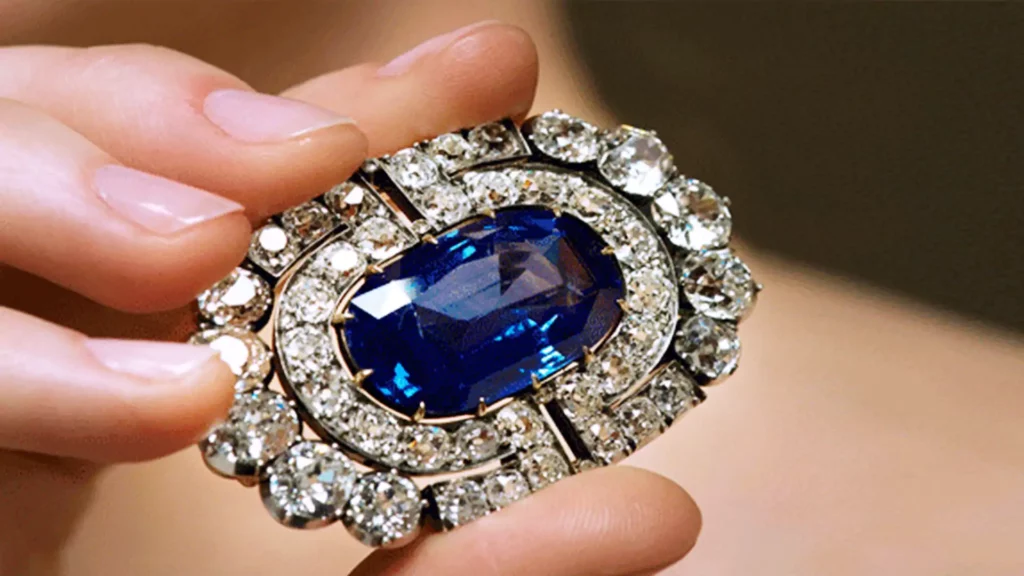 藍寶石搭配鑽石製作的胸針
