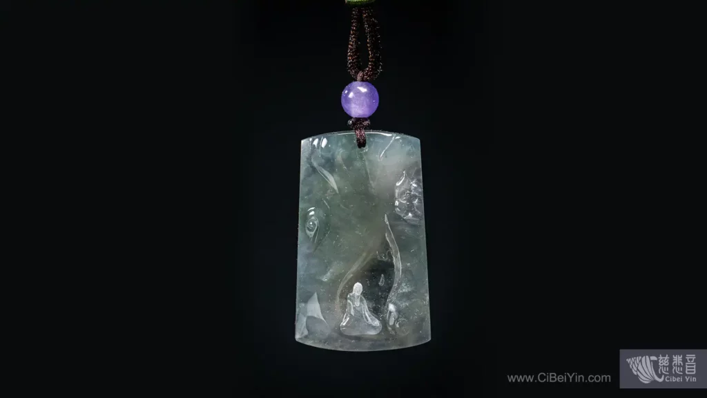 翡翠吊墜上雕刻出僧人的紋路