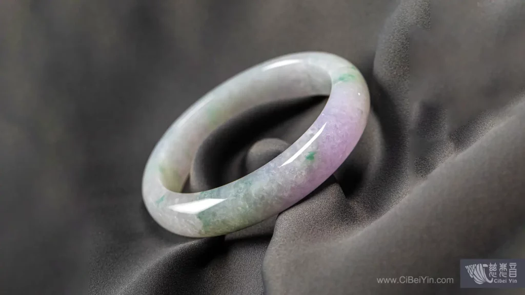 以翡翠製作的手鐲,有玉白、翠綠到紫色的漸層
