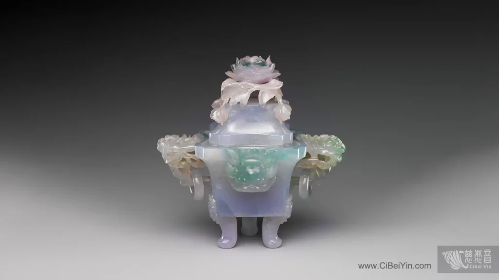 以翡翠雕琢出的擺件