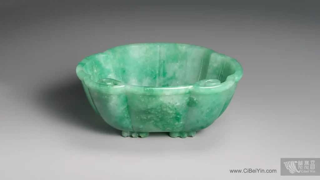 以綠色翡翠製作的玉器