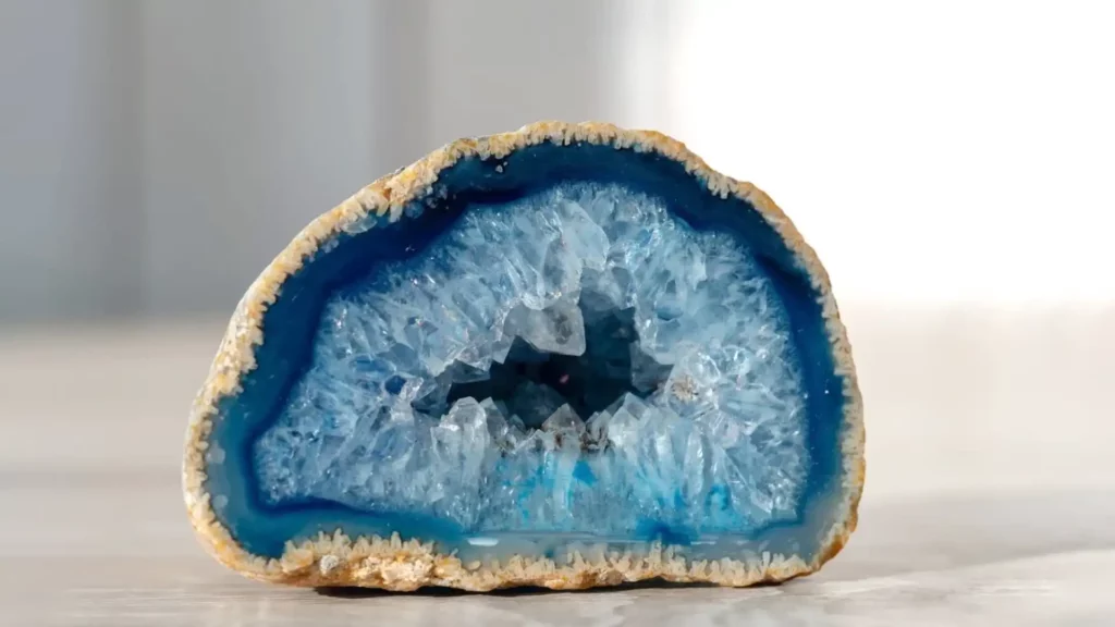 有藍色晶體的晶洞