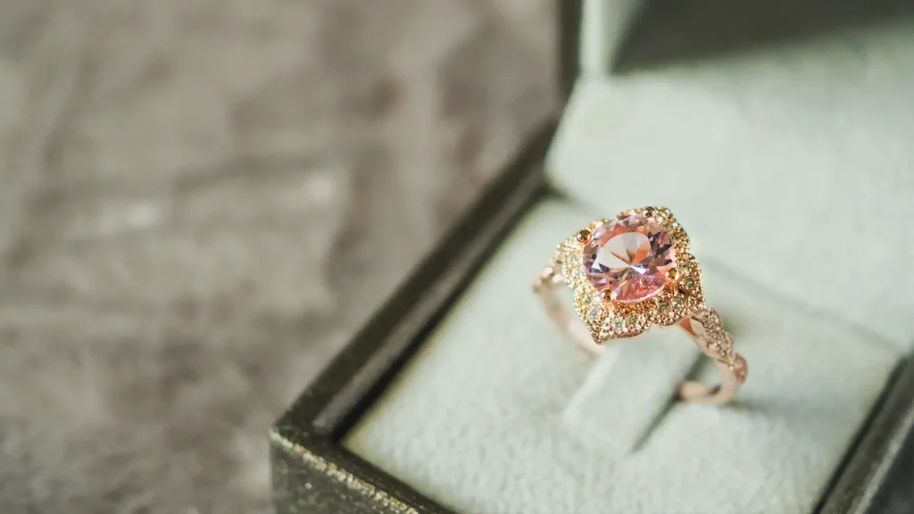 粉水晶製作的粉色戒指