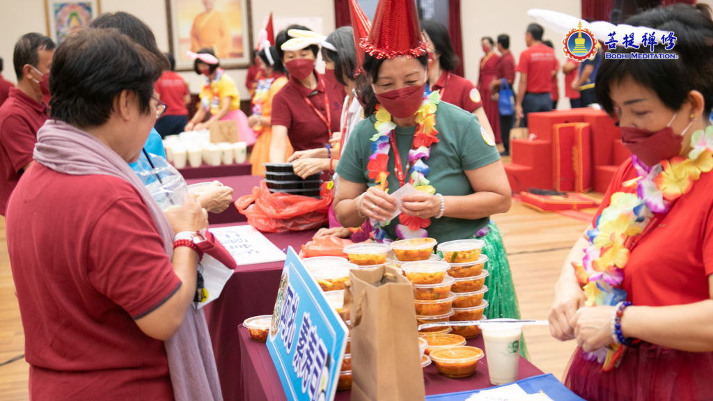 菩提同修們在藥師佛法會上的美食區選擇美食