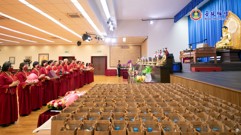於馬來西亞吉隆坡舉辦的藥師佛聖誕法會，現場同修祈請佛光加持