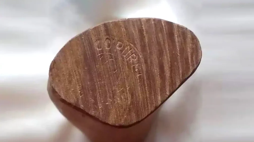 呈現深褐色的檀香木片