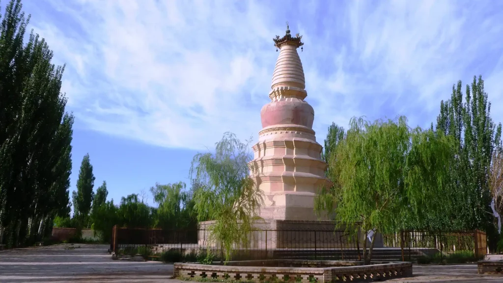 紀念鳩摩羅什的白馬將經書帶到中國的敦煌白馬塔