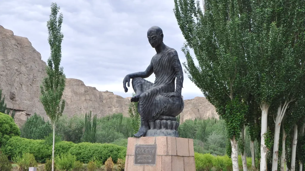 克孜爾千佛洞前的鳩摩羅什像