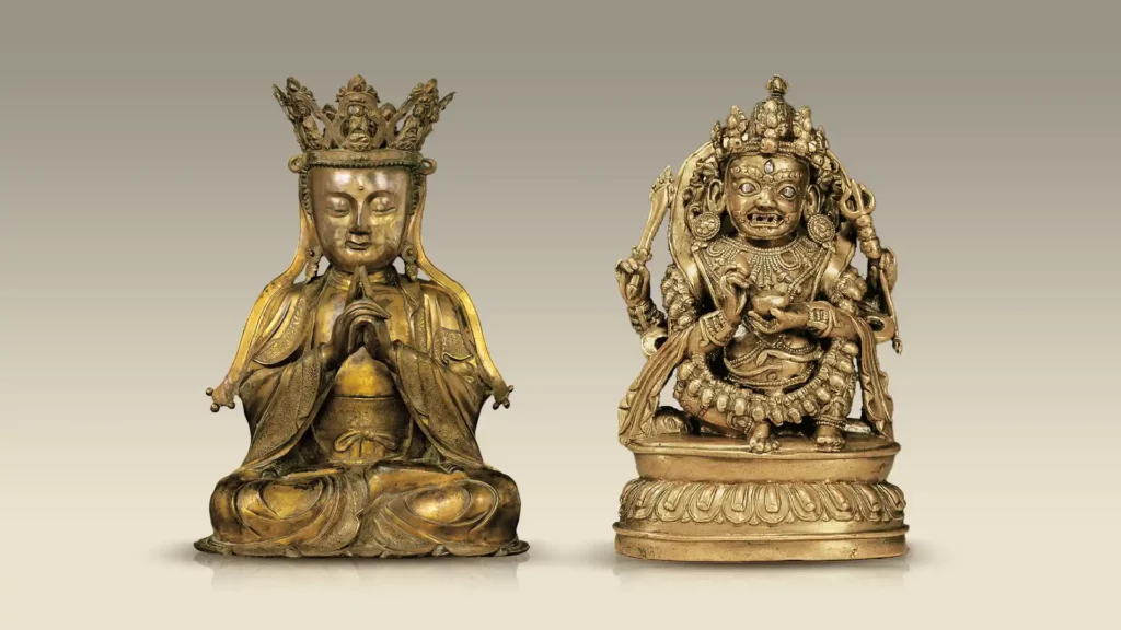 （左）明16世紀 銅鎏金毗盧遮那佛坐像（右）尼泊爾 四臂大黑天銅像