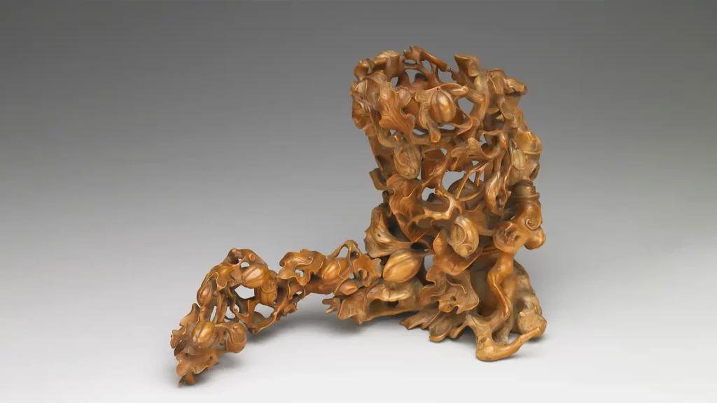 清·黃楊木雕鏤空瓜瓞筆筒，收藏於國立故宮博物館