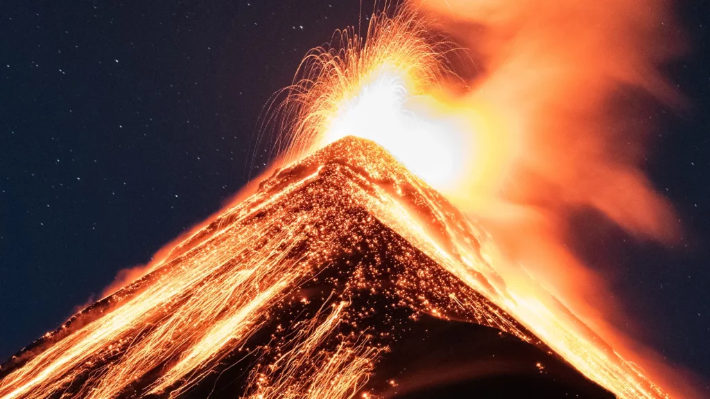 黑夜中的火山爆發噴出熔岩
