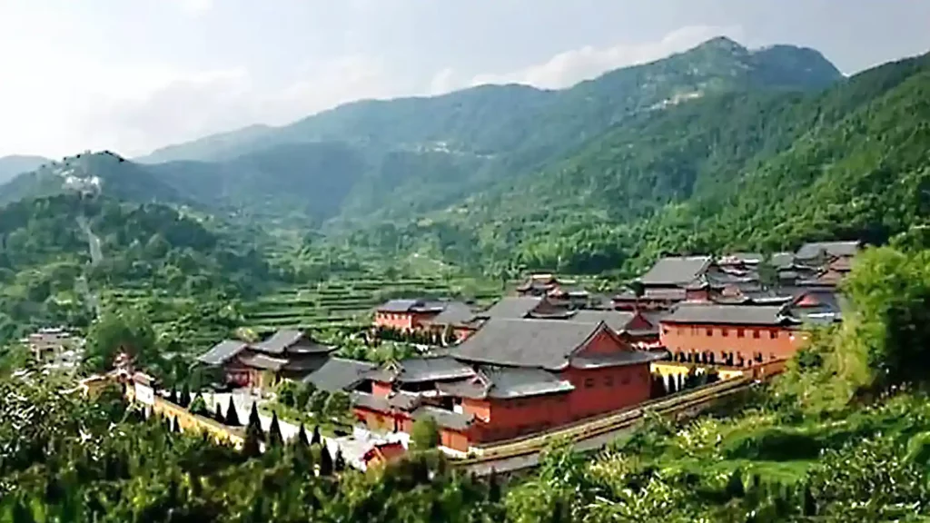 湖北黃梅縣雙峰山下的四祖寺遠景拍攝