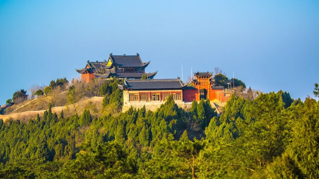 弘忍禪師出家後所住的雙峰山(湖北省孝感市區)