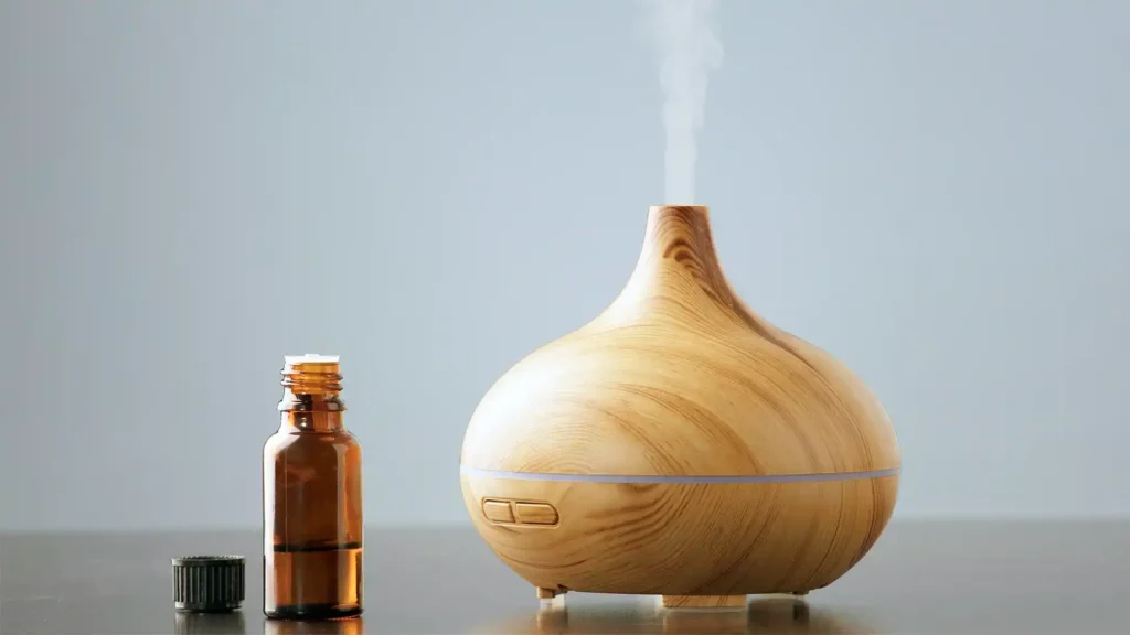 精油倒入水氧機中放出香氣的情景示意圖