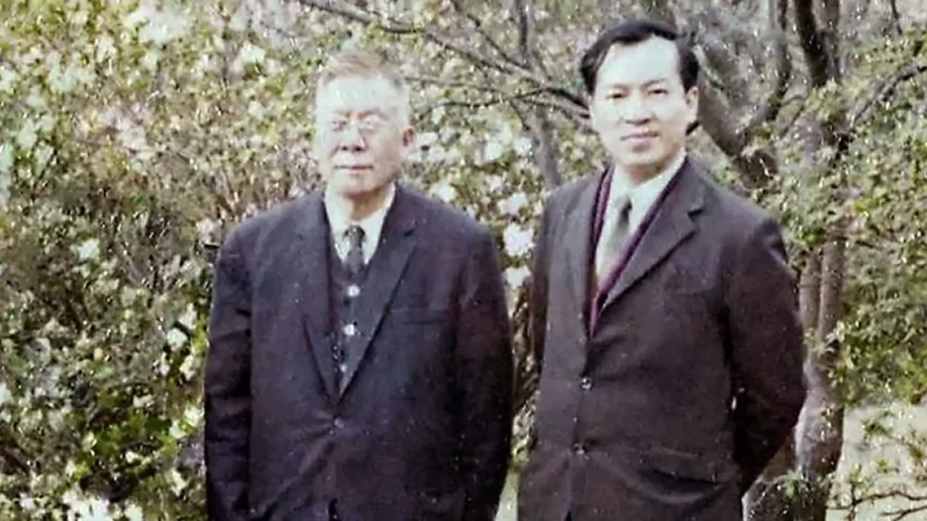 歐豪年教授（右）與中國文化大學創辦人張其昀先生（左）合影