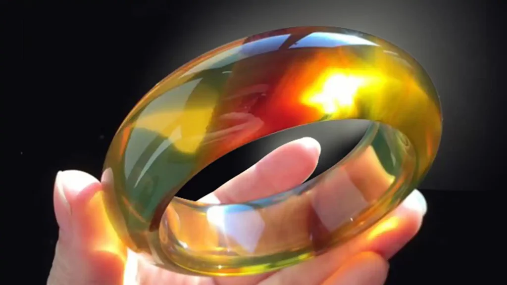 取材緬甸金蘭珀打造的手鈪,在光線下閃耀光澤