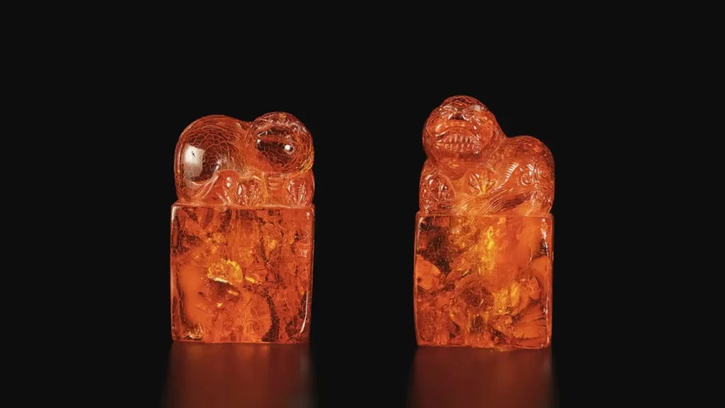 清朝十八世紀,琥珀雕瑞獸鈕印料一對