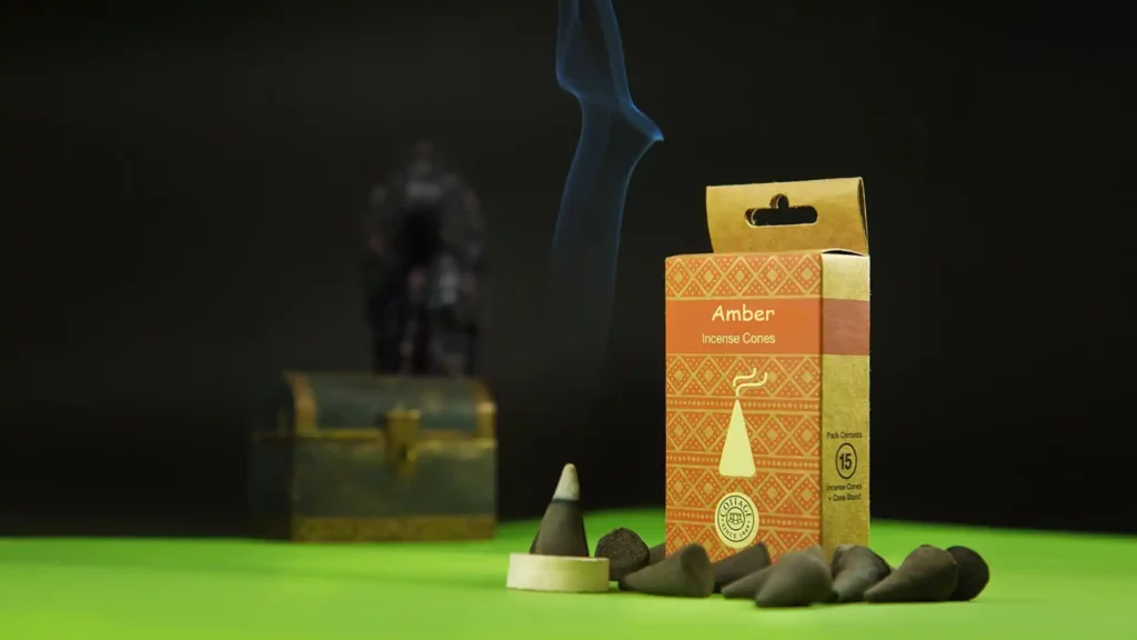 以天然琥珀製成的香錐,點燃後飄散著白煙