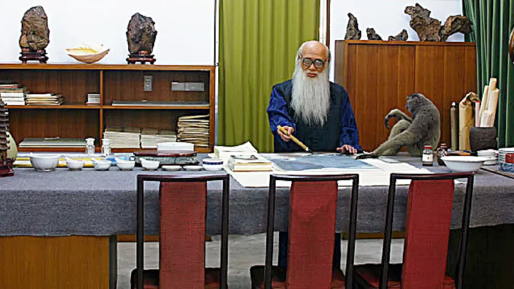 於張大千紀念館中展出的張大千蠟像,正在大畫室中揮毫作畫