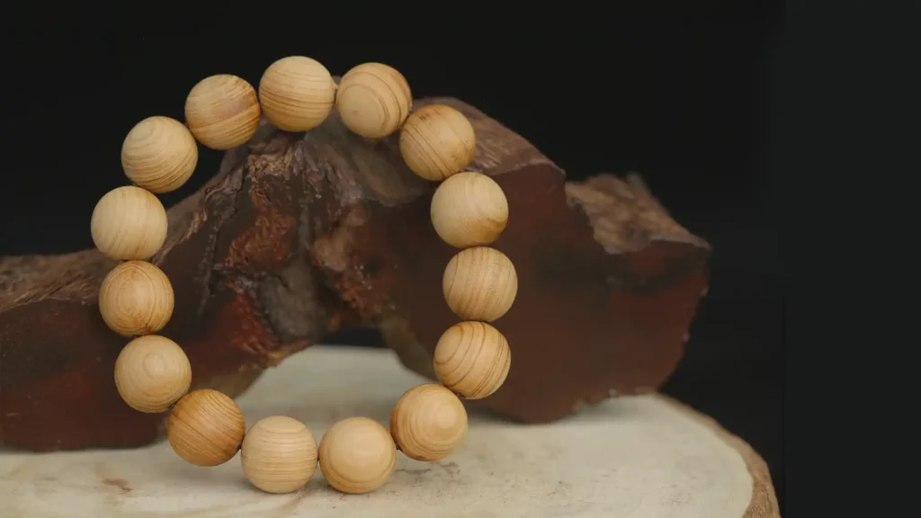 以崖柏製作的佛珠手串