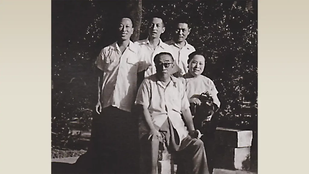 任書博、張守成、陸一飛(後排自右至左)與吳湖帆(中間坐者)、顧抱真合影