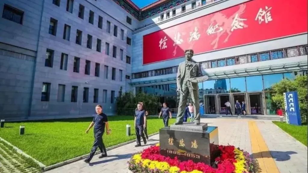 北京徐悲鴻紀念館外的徐悲鴻雕像