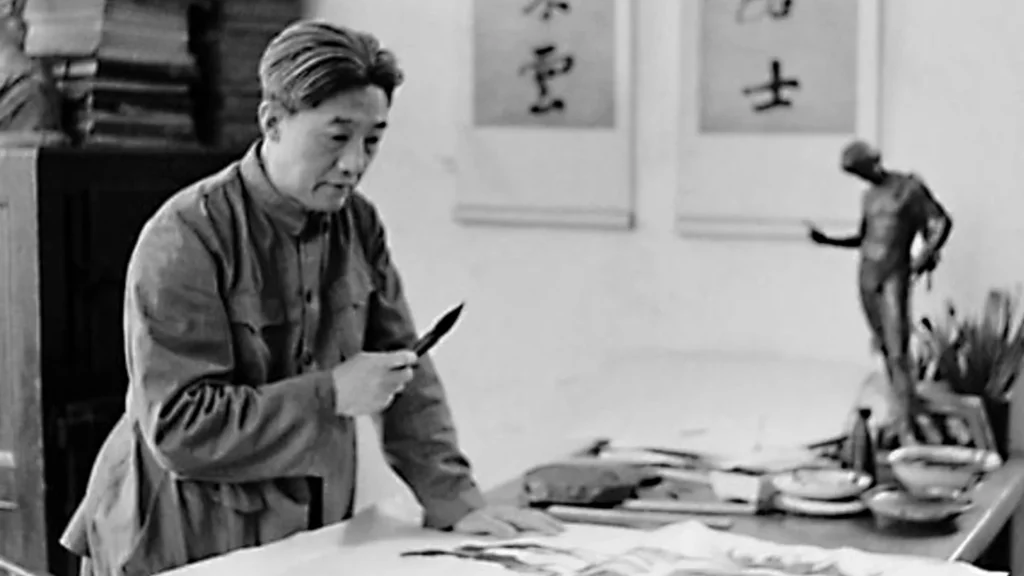 徐悲鴻在書房中執筆作畫