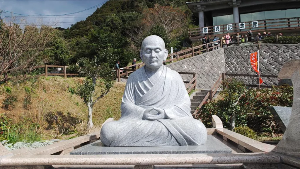 鑑真紀念館外的鑑真大師塑像