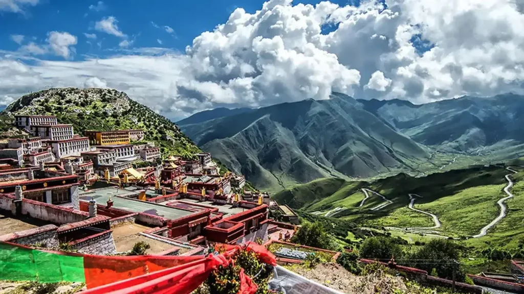 西藏甘丹寺附近的屍陀林