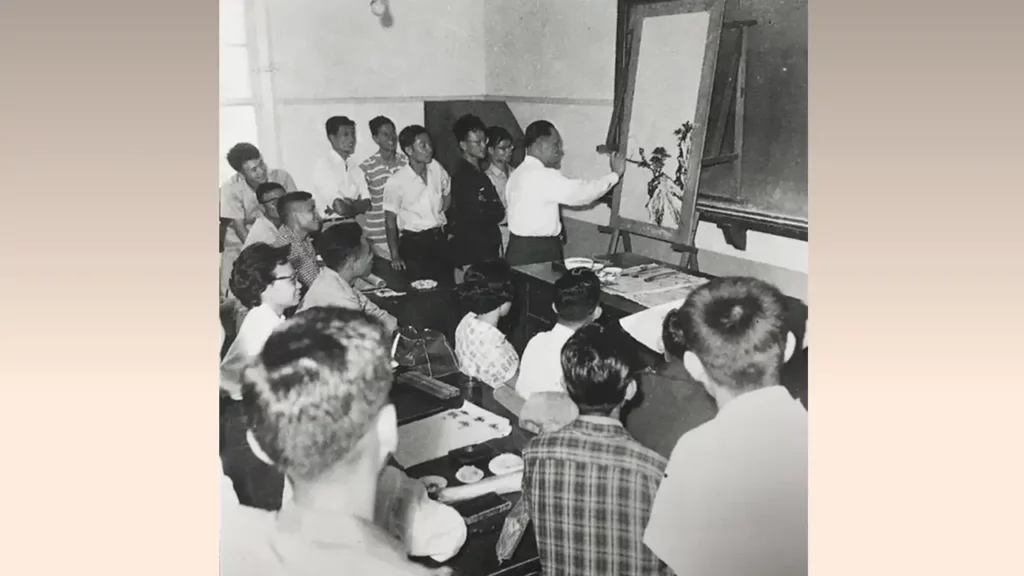 黃君璧在課堂上教授學生國畫