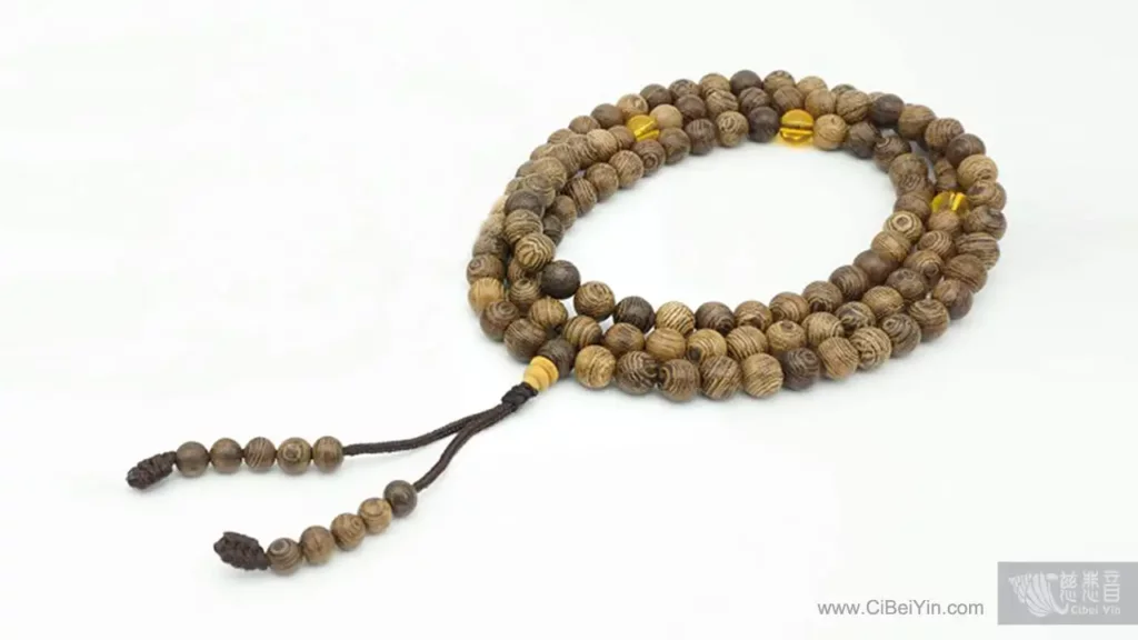 以雞翅木打磨成的佛珠手串