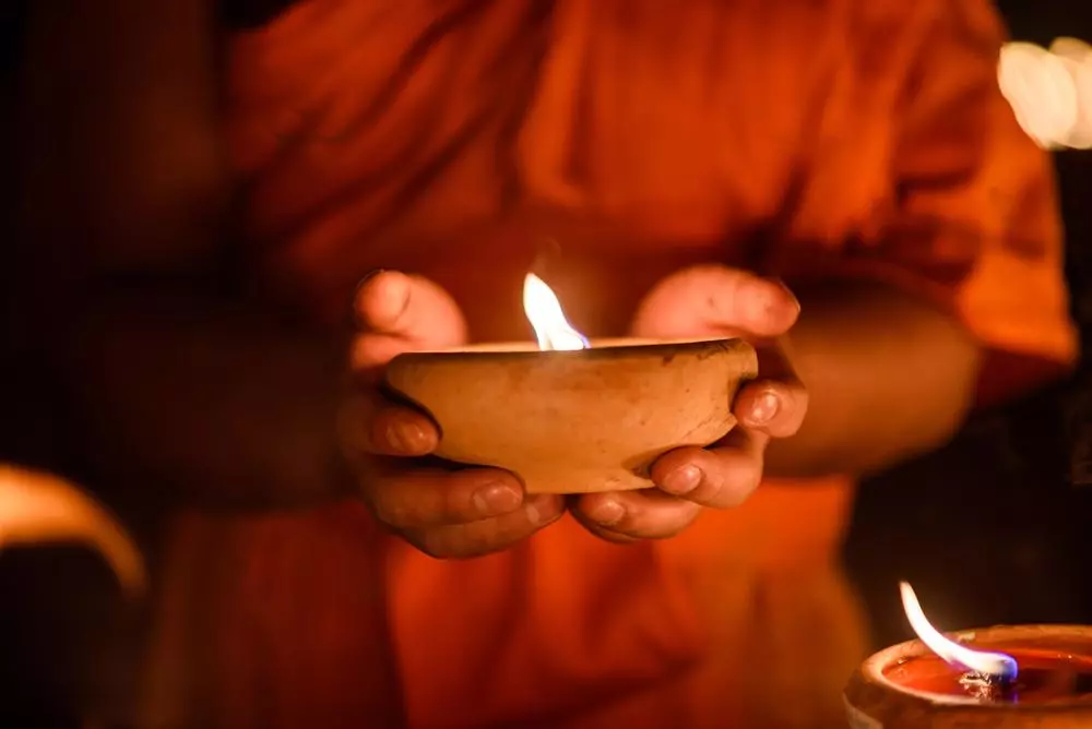 安太歲要準備什麼:為自己和家人點上太歲燈或是光明燈向佛處、神明祈福