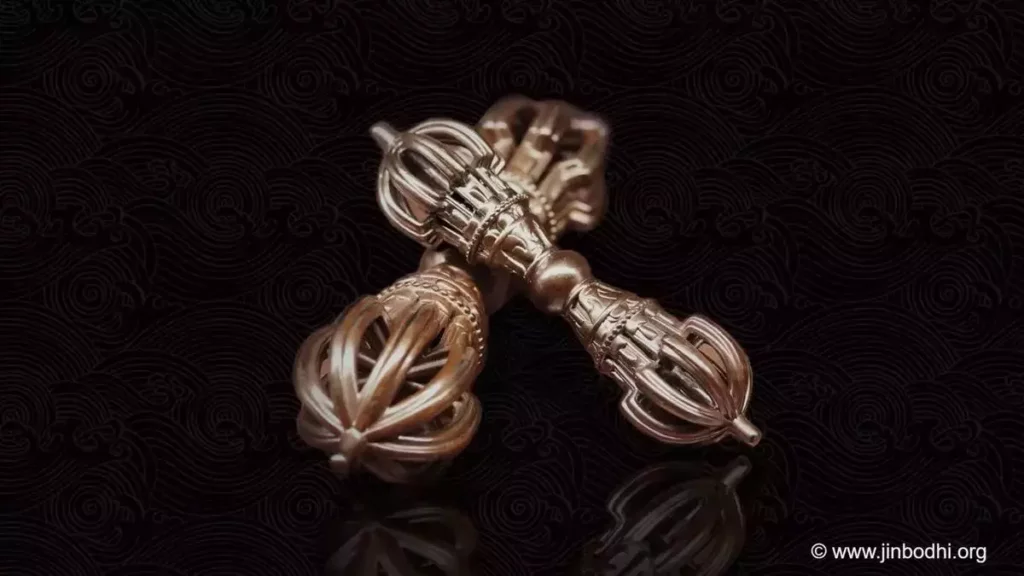 金剛杵意義:金剛杵由於具備保護和辟邪的功效,時常被修行者用於打坐、念經和修行中使用