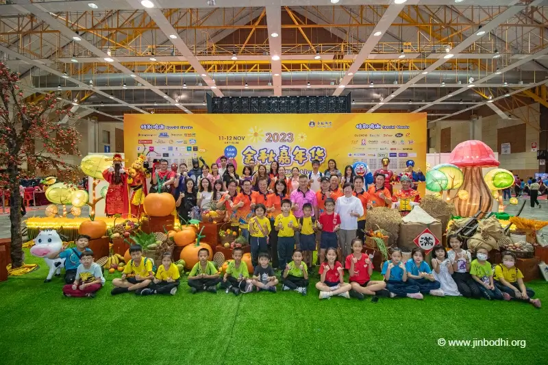 马来西亚的金秋嘉年华中大人与小孩合影。