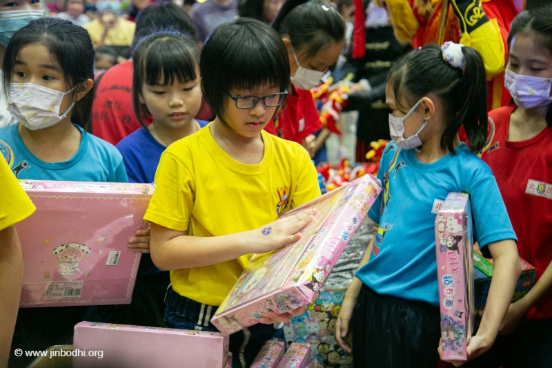 学童们在金秋嘉年华中挑选自己想要的礼物