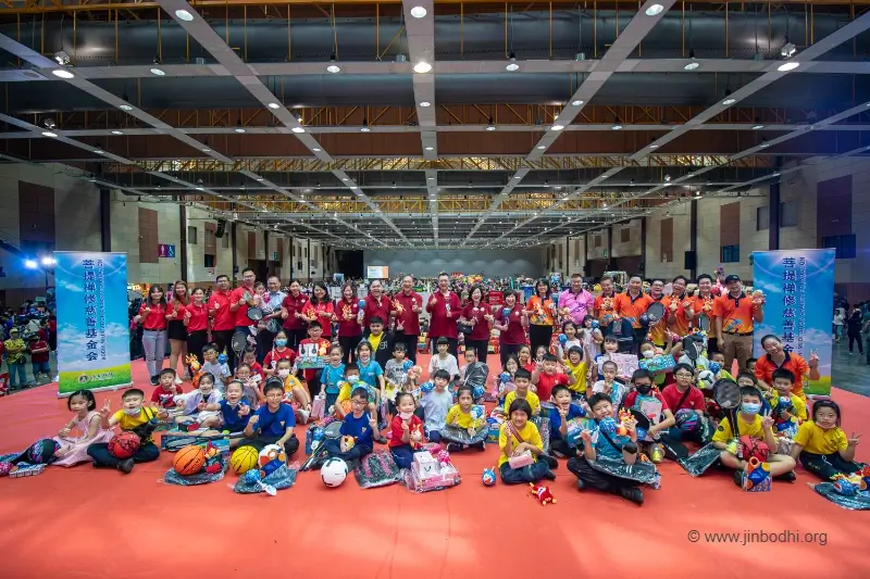 菩提禅修慈善基金会与受到帮助的学童合影