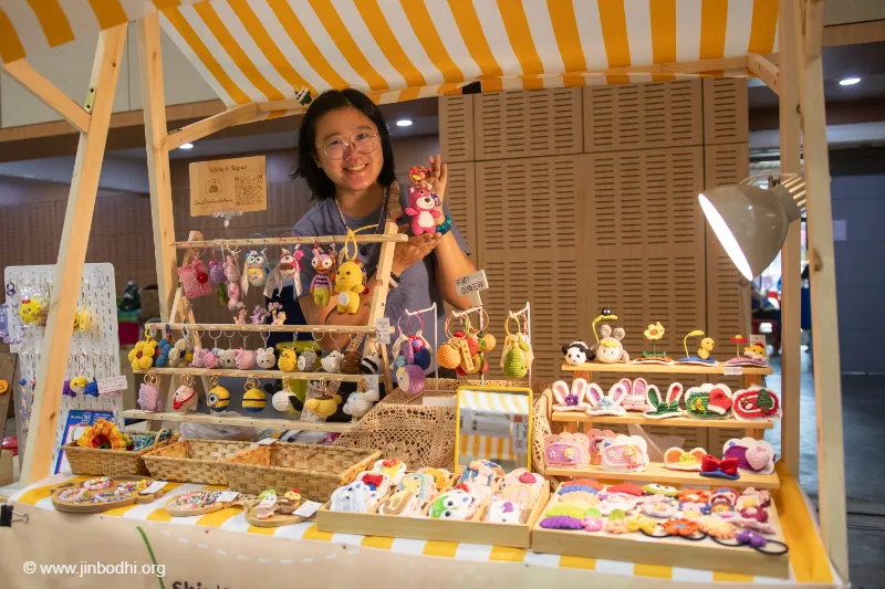 女人正在展示她亲手制作的编织商品