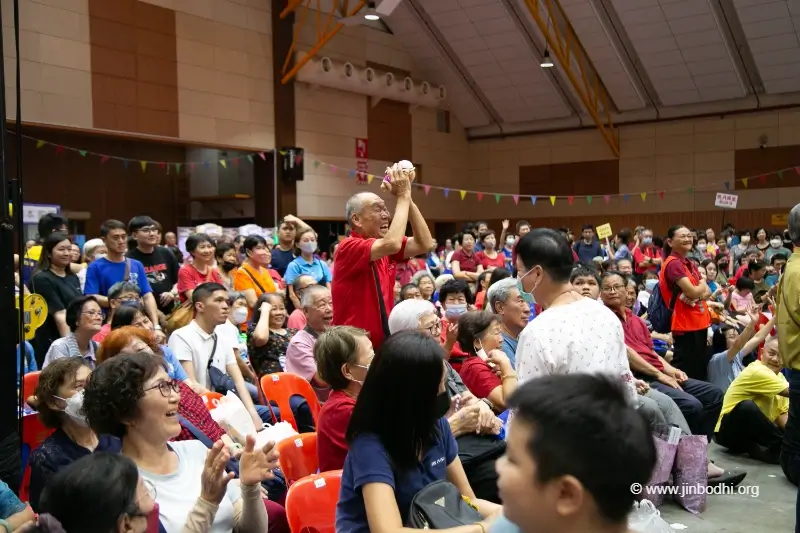 参与抽奖活动的观众们热络的反应。