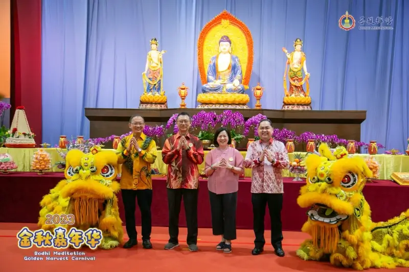 来宾在药师佛、日光菩萨、月光菩萨东方三圣佛像前的合影