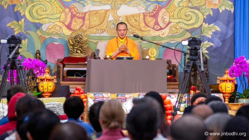 在温哥华禅堂的盂兰盆法会中，金菩提宗师跟着观众一起诵念地藏王菩萨心咒
