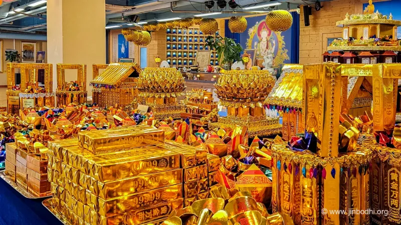 法会现场的佛龛和供桌，摆满供品