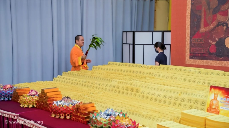 宗师为数千座莲位洒净的庄严一刻