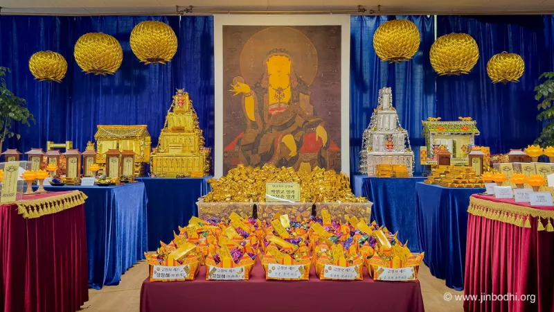 盂兰盆法会现场的地藏王菩萨唐卡和供桌，摆满供品