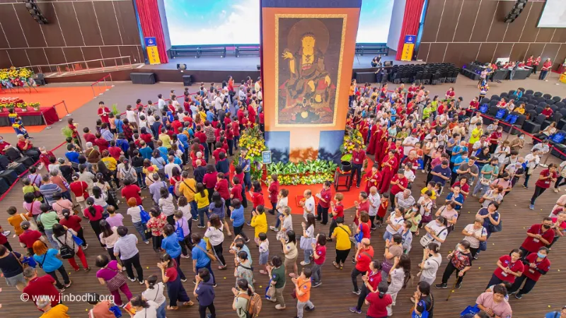 大马盂兰盆法会中4000名观众绕佛祈福的场景